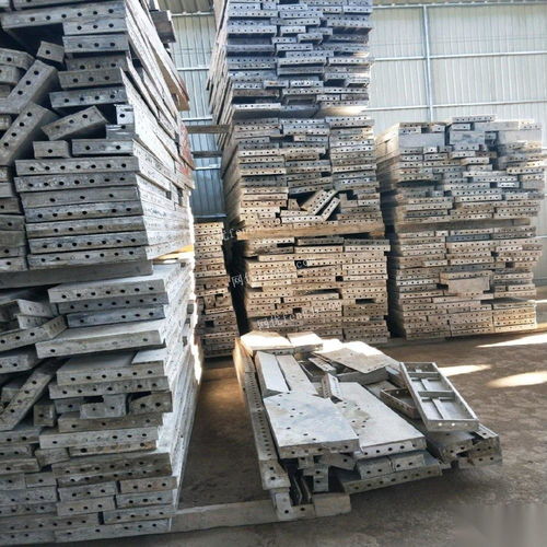 大量回收旧木材 木方 层板 跳板 烧柴 工地废料 废铁